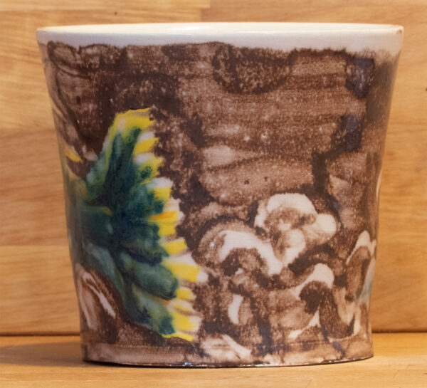 taza marrón cerámica taoísta con pintura de pez
