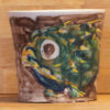 taza marrón cerámica taoísta con pintura de pez