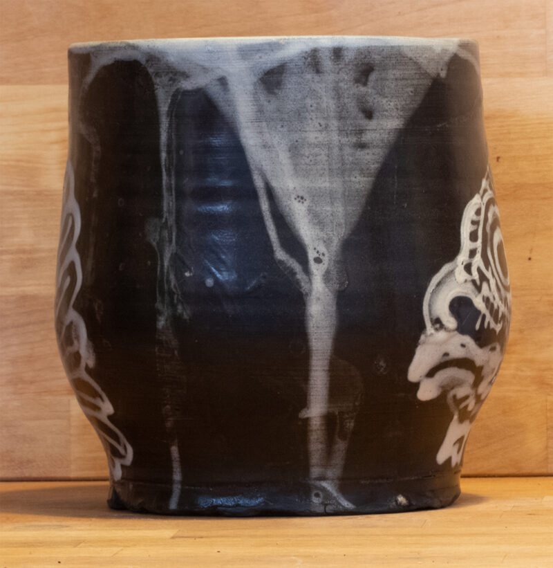 taza negra cerámica taoísta con pintura de pez