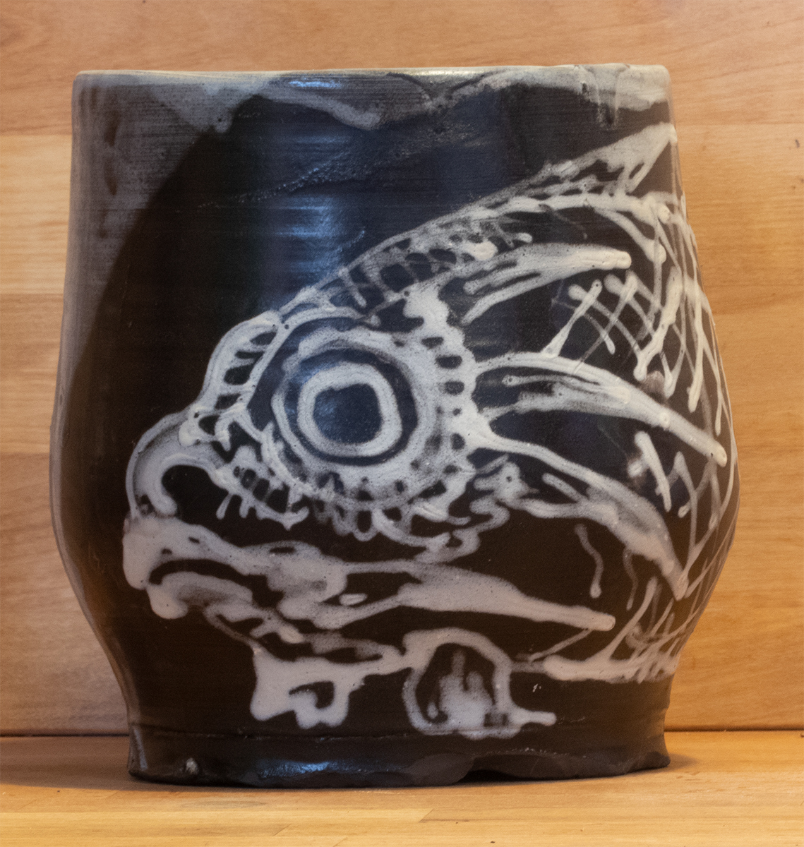 taza negra cerámica taoísta con pintura de pez