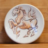 cerámica plato artesanal caballo marrón